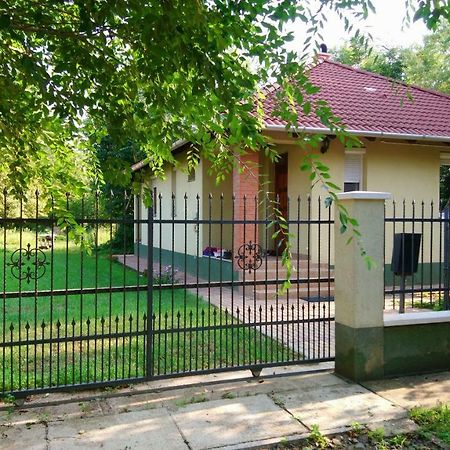 Gyuemoelcsoeskert Szallashely Debrecen Extérieur photo