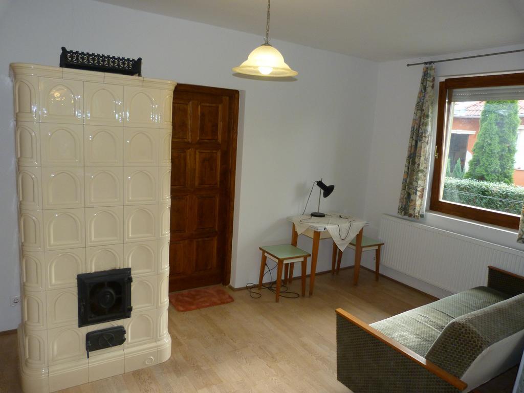 Gyuemoelcsoeskert Szallashely Debrecen Extérieur photo