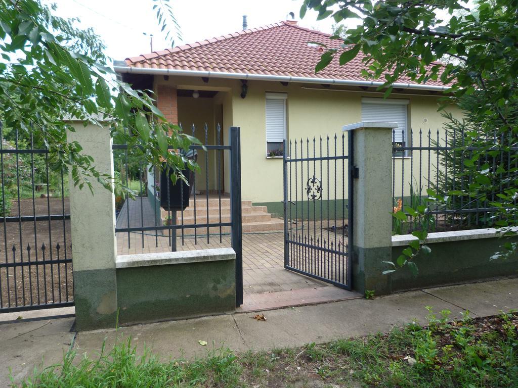 Gyuemoelcsoeskert Szallashely Debrecen Extérieur photo
