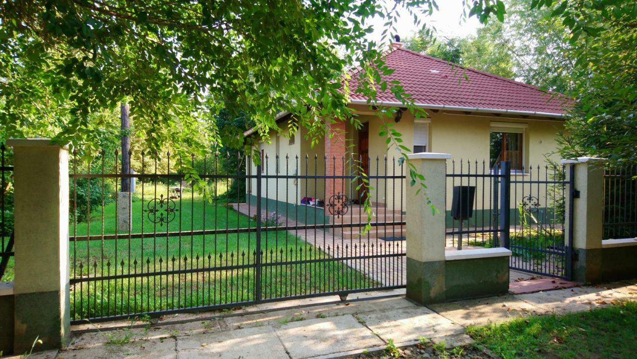 Gyuemoelcsoeskert Szallashely Debrecen Extérieur photo